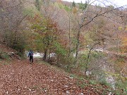60 Dopo lunghetta discesa agganciamo la sterrata strada agrosilvo pastorale che percorriamo per breve tratto